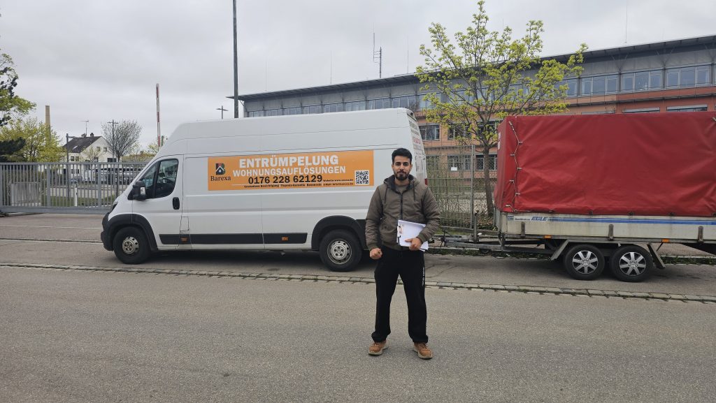 Professionelle Entrümpelung in Augsburg mit Barexa Transporter bei Wohnungsauflösung