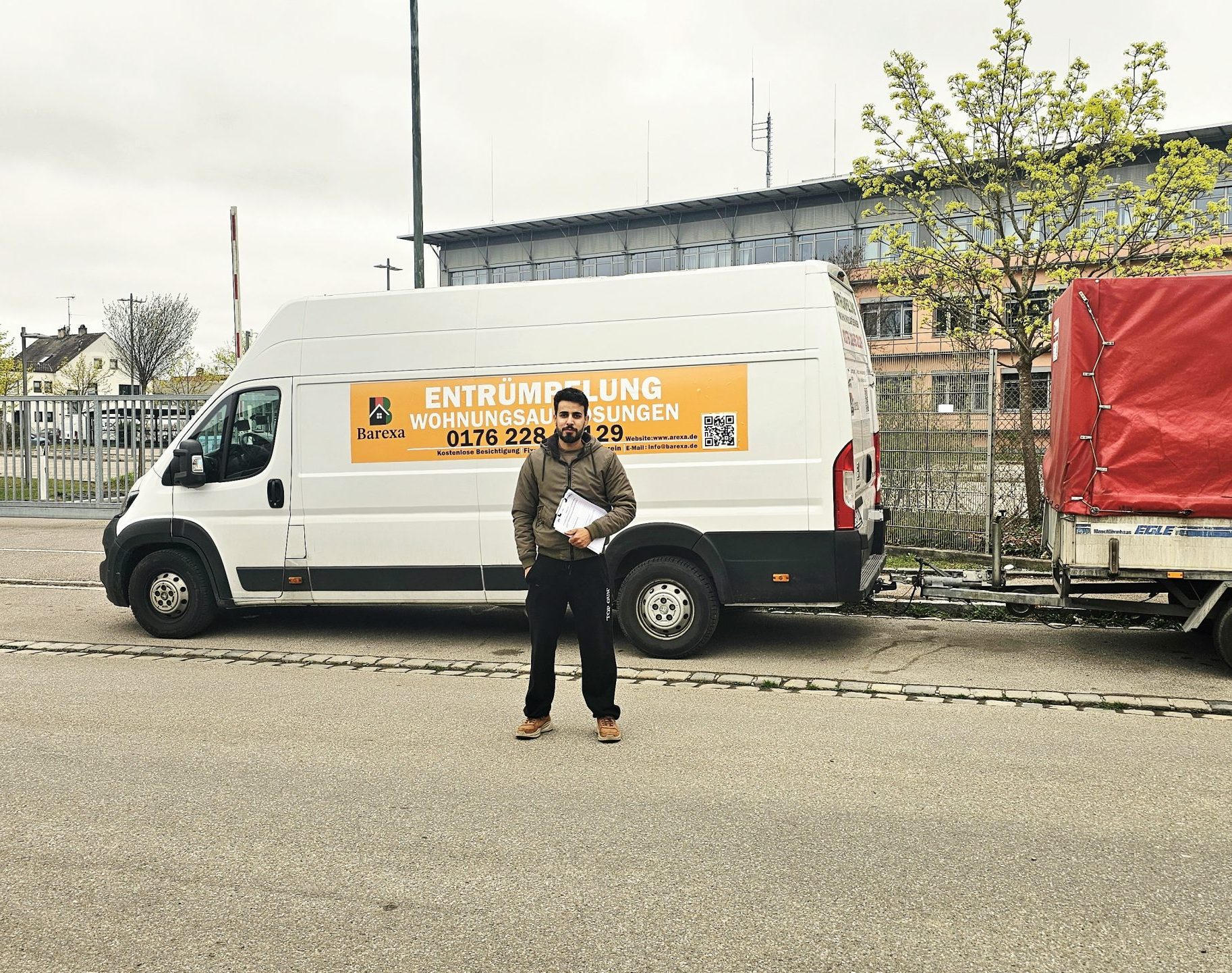 Reza Barekzai, Inhaber von Barexa Entrümpelung Augsburg, vor dem Firmenfahrzeug in Göggingen