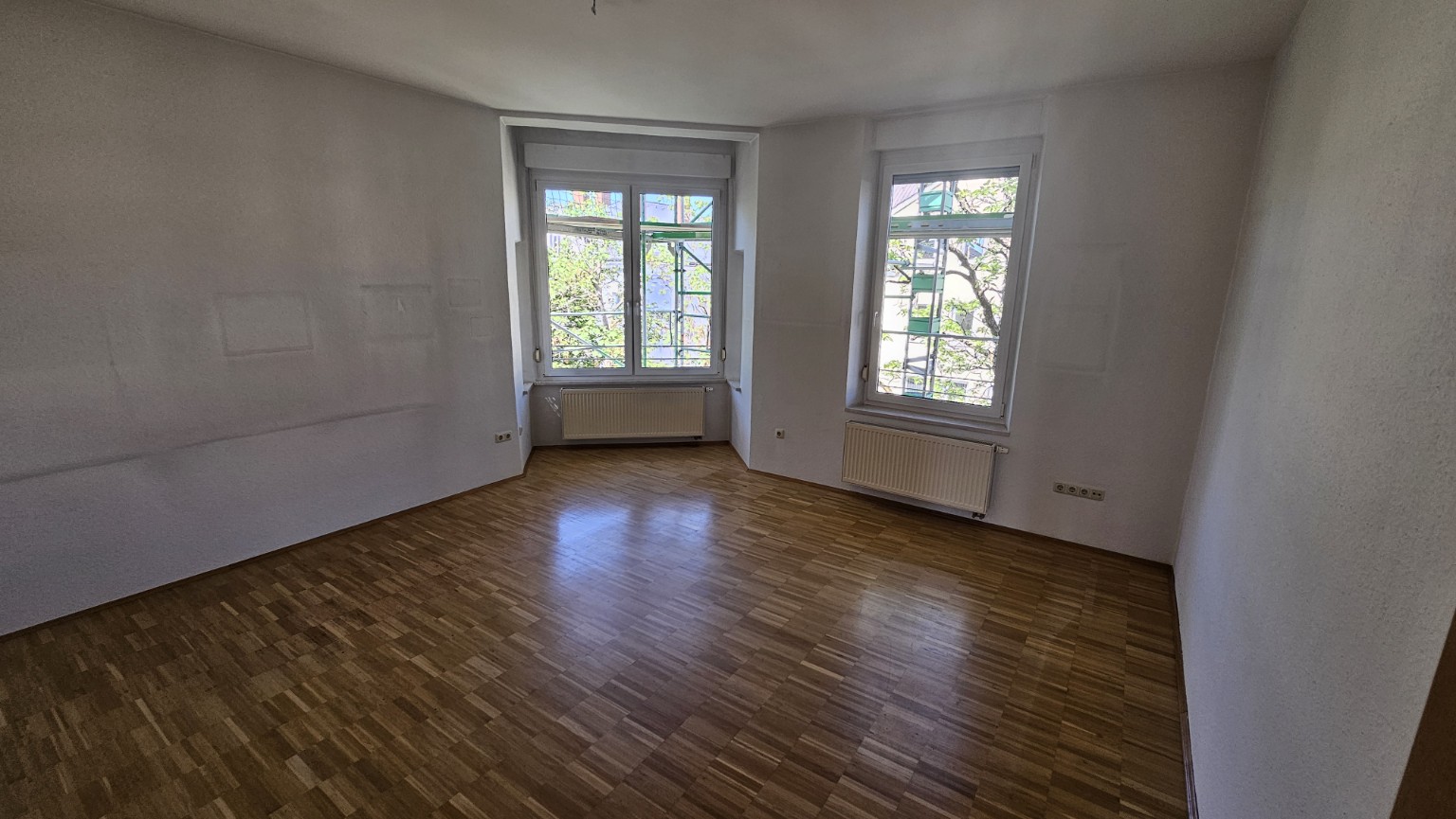 Geräumtes Wohnzimmer mit freiem Parkettboden nach der Wohnungsauflösung durch BAREXA